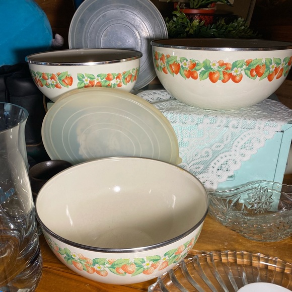 Vintage 11" & 8 1/2" Kobe
Kitchen Enamel Metal
Strawberry Bowls w/Lid set of 3 - Picture 9 of 9